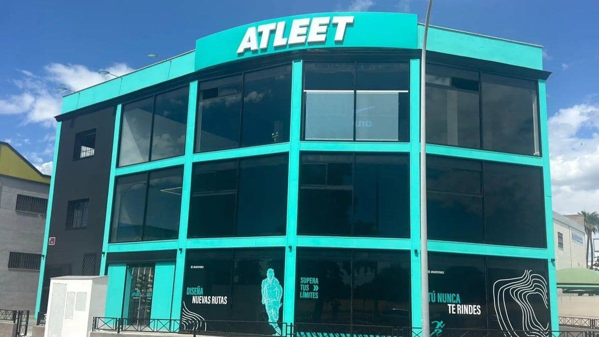 atleet-tienda-store-cordoba-escaparate-foot-on-mars-sotkatt-grupo-trendico-central-de-compras-moda-deportiva-1200.jpg